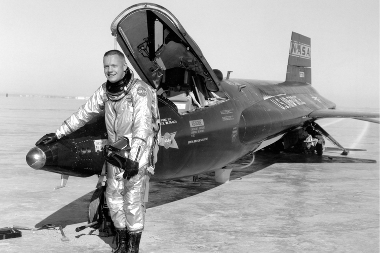 Neil Amstrong, orang pertama yang menginjakkan kakinya di Bulan