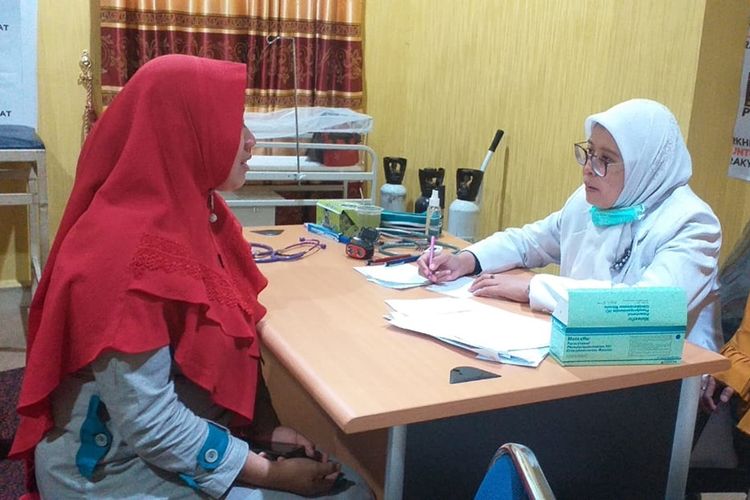 Dr Dewi Wijaya menangani salah satu pasien terpapar kabut asap di posko kesehatan di Pekanbaru, Riau, Senin (16/9/2019).