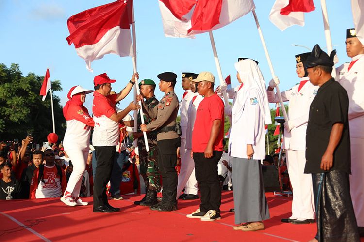 Peresmian acara penyerahan Bendera Merah Putih dilakukan di Lapangan Hitam, Kawasan Tanjung Bira, Kabupaten Bulukumba. 