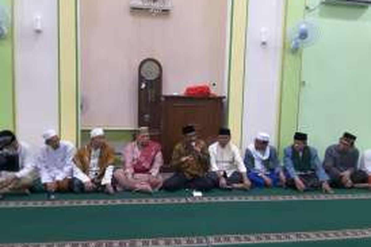 Wakil Gubernur DKI Jakarta Djarot Saiful Hidayat saat menghadiri buka puasa bersama dengan warga di Masjid Al-Falah, Menteng Atas, Tebet, Jakarta Selatan, Selasa (7/6/2016).