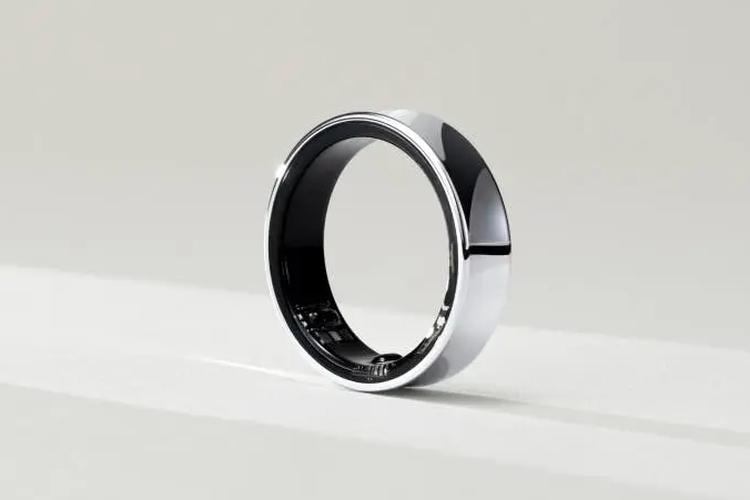Penampakan nyata cincin pintar Samsung Galaxy Ring di MWC 2024. Cincin pintar ini diyakini memiliki sensor EKG dan PPG. Artinya, kemungkinan cincin pintar bikinan Samsung ini bakal memiliki kemampuan untuk melakukan pengukuran detak jantung dan memantau suhu tubuh. 