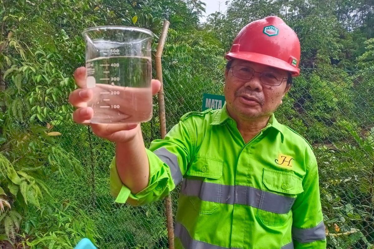 Health, Safety, and Environmental Operation Department of Harita Nickel Group PT Trimegah Bangun Persada Tony Gultom tengah menunjukkan sample air yang diambil dari Mata Air Kawasi, Pulau Obi, Halmahera Selatan. Sample ini akan diuji di laboratorium terakreditasi yang mendapat izin pengujian dari Dinas Lingkungan Hidup Provinsi Maluku Utara. 