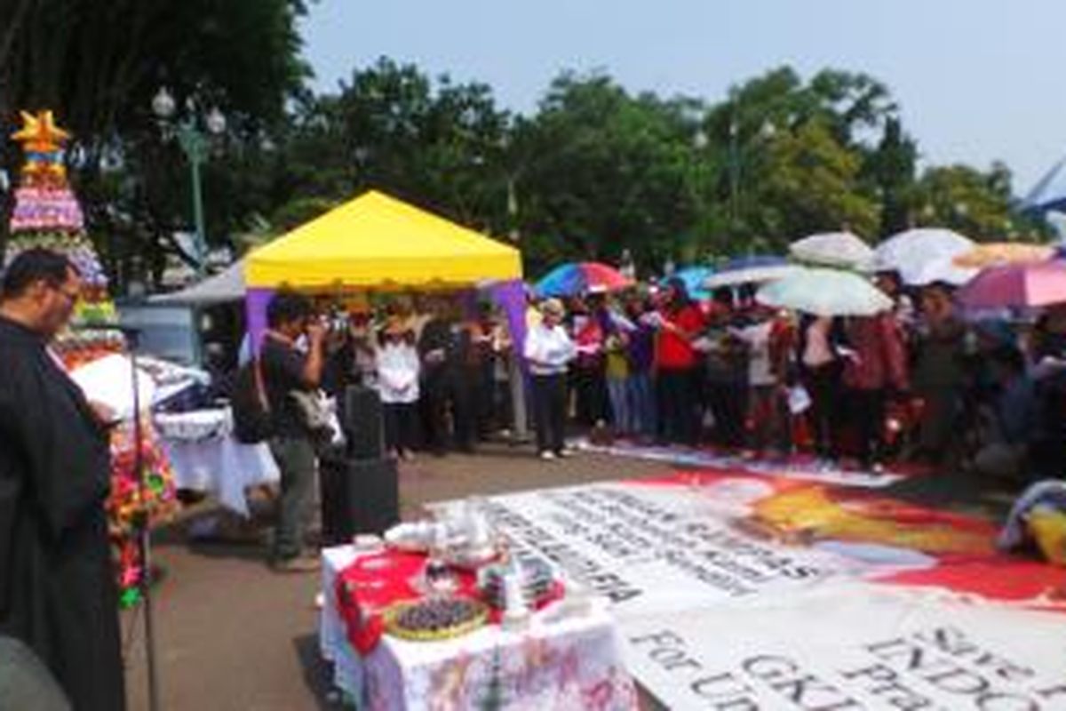 Jemaat GKI Yasmin Ibadah di depan istana 