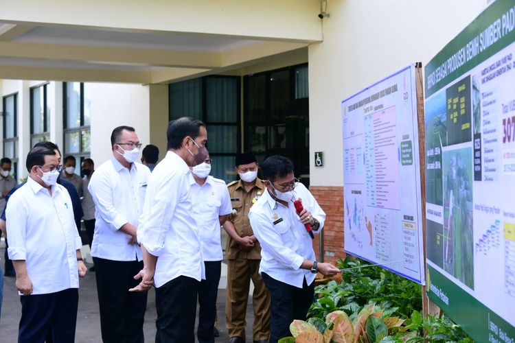 Presiden Republik Indonesia (RI) Joko Widodo (Jokowi) bersama Menteri Pertanian (Mentan) Syahrul Yasin Limpo (SYL) saat berkunjung ke BBPadi Kementan, Kabupaten Subang, Jawa Barat (Jabar), Selasa.
