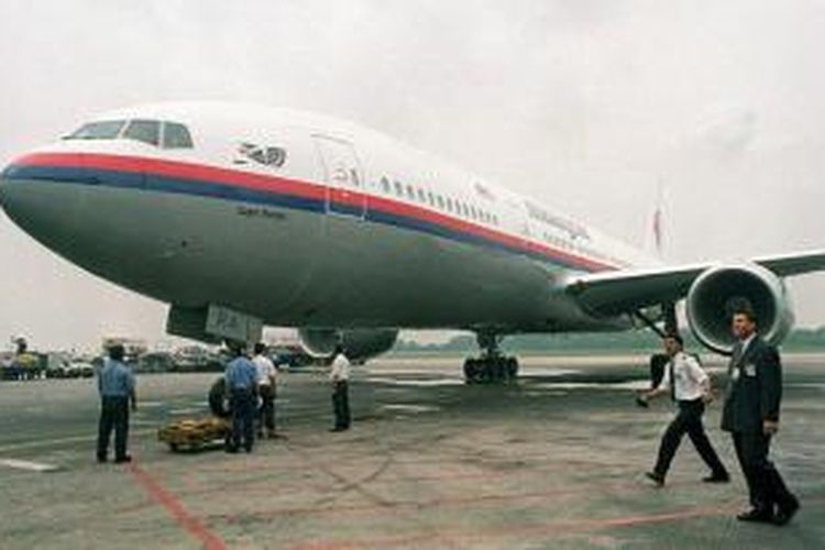 Boeing 777-200 berada di Kuala Lumpur International Airport setelah mencatat rekor dunia untuk penerbangan terpanjang non-stop dari Seattle ke Kuala Lumpur, pada 2 April 1997.