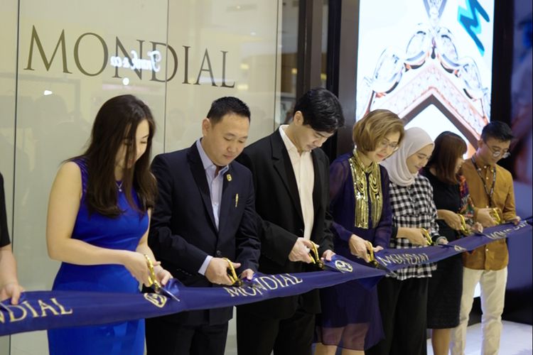 Pembukaan kembali toko perhiasan Mondial di Summarecon Mall Serpong