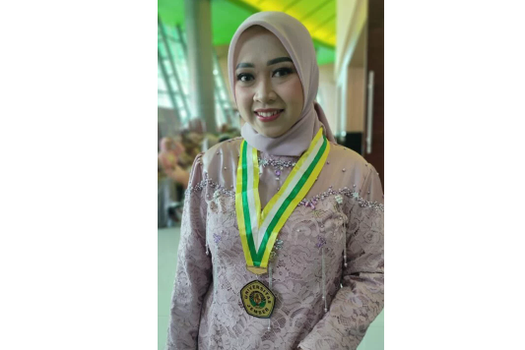 Afifah berhasil meraih nilai 97,5 pada Uji Kompetensi Mahasiswa Program Profesi Dokter Gigi Periode II tahun 2022 dan menjadi nilai tertinggi se-Indonesia.
