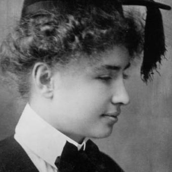 Pada 1904, Helen lulus dari Radcliffe College. (Biography)