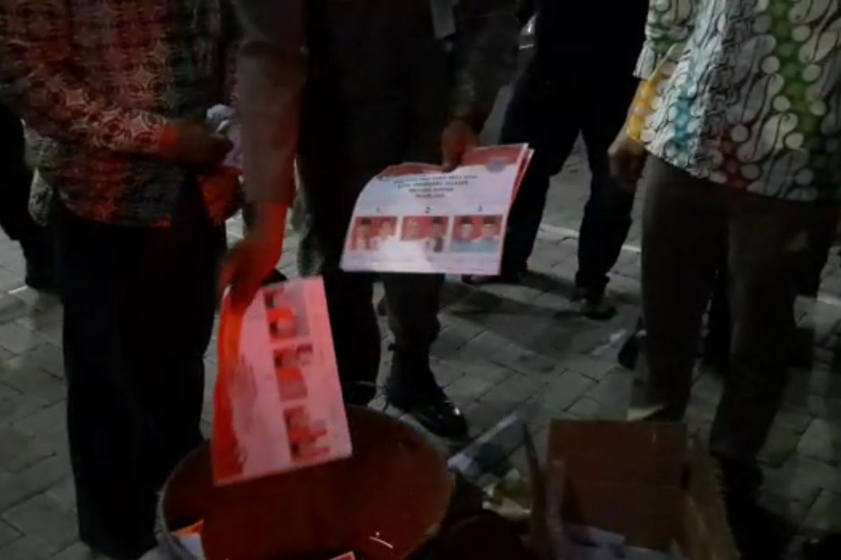 Pemusnahan Surat suara Pilkada Tangerang Selatan 2020 yang rusak dan tidak terpakai, Selasa (8/12/2020)