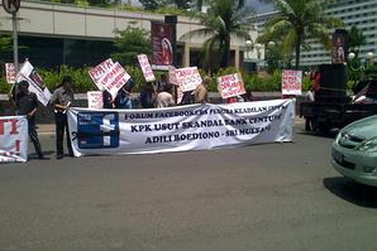 Forum Facebookers Perduli Keadilan berdemo menuntut KPK usut Skandal Bank Century, Bunderan HI, Jakarta, Selasa, (1/12). 