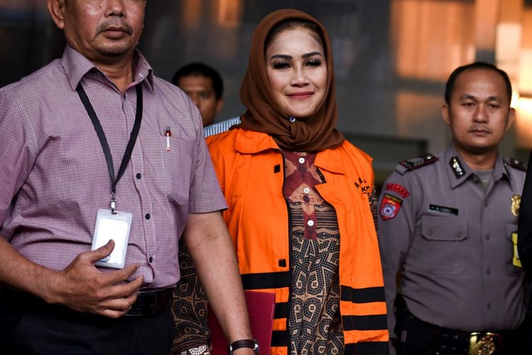 Wali Kota Tegal Siti Masitha Soeparno (tengah) mengenakan rompi tahanan seusai diperiksa di gedung KPK, Jakarta, Rabu (30/8). KPK menahan Siti Masitha yang terjaring dalam operasi tangkap tangan di Tegal.