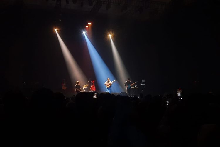 Dere tampil sebagai penyanyi pembuka dalam konser Tur Manusia Tulus di Jakarta, Jumat (3/3/2023).