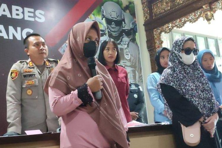 Dua perempuan berinisial HI (29) dan AP (39) ditangkap polisi lantaran melakukan transaksi jual beli bayi laki-lakinya berusia 14 hari di kantor Polrestabes Semarang, Selasa (18/7/2023). 