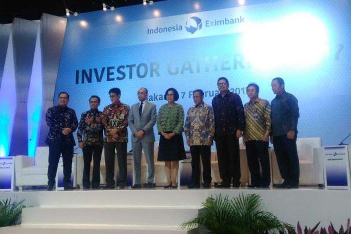 Menteri Keuangan Sri Mulyani Indrawati (tengah) dan para panelis dalam Investor Gathering 2017 LPEI, Jakarta, Selasa (7/2/2017).