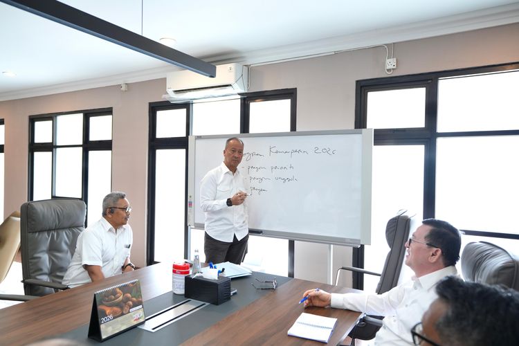 Menperin Agus Gumiwang Kartasasmita memimpin rapat perdana 2026 dengan agenda utama pembahasan program Restarting, di Jakarta, Jumat (2/1/2026).