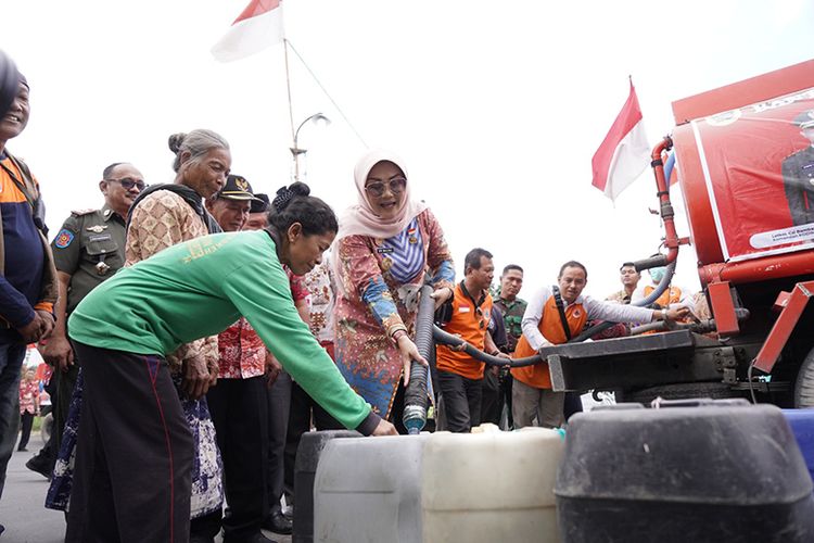 Bupati Klaten Sri Mulyani memberikan bantuan air bersih kepada warga Desa Sidorejo dan Tegalrejo, Klaten, Jawa Tengah, Selasa (22/8/2023).