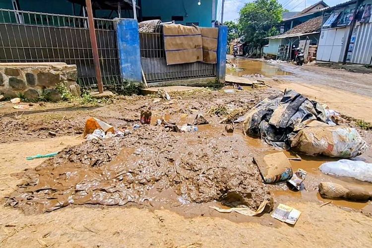 Banjir Lumpur Majalaya: Tanggul Jebol Berulang, Warga Bertahan Tanpa Mengungsi