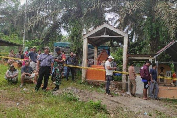 Suasana ekshumasi makam Rindu Syahputra Sinaga, 14 tahun, siswa SMP Negeri I STM Hilir, Kabupaten Deli Serdang, Sumatera Utara, di Desa Negara Beringin, Kecamatan STM Hilir, Selasa (1/10/2024). 
