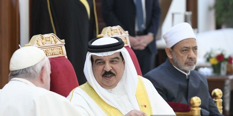 Paus Fransiskus (kiri) bertemu dengan Raja Bahrain Hamad bin Isa al-Khalifa (tengah), didampingi Imam Besar Masjid Al-Azhar, Sheikh Ahmed Al-Tayeb (kanan), dalam sebuah acara di Awali, Manama, Bahrain, 6 November 2022. 