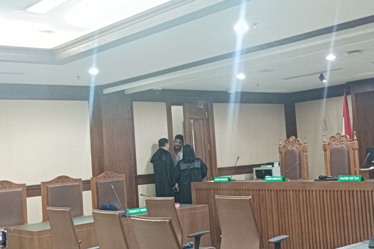 Jelang Vonis Kasus Narkoba, Ammar Zoni Ngobrol dengan Kuasa Hukum Sambil Senyum dan Tertawa