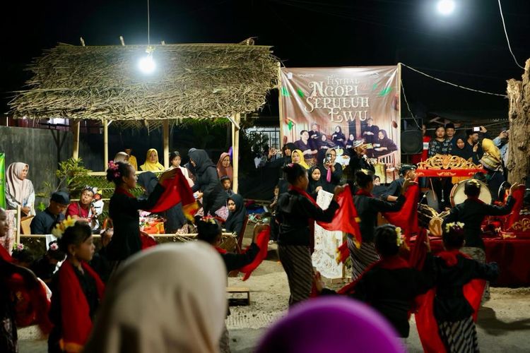 Kegiatan wisata di Desa Adat Kemiren Banyuwangi.