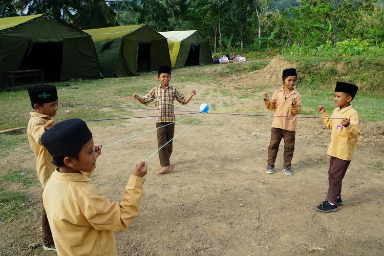 Anak-anak warga Dusun Aik Mual, Desa Sekotong Timur, Kecamatan Lembar, Kabupaten Lombok Barat, Nusa Tenggara Barat (NTB) sedang mengikuti kemah perdamaian Pramuka. Kegiatan ini diinisiasi oleh Yayasan Tunas Bakti Nusantara, pada 23 hingga 25 Juni 2022.