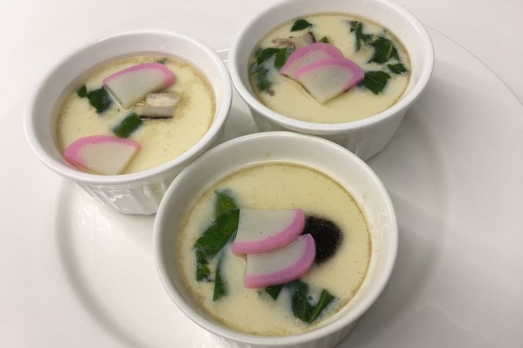 Chawan Mushi, makanan tradisional asal Jepang yang dikenal sebagai hidangan pembuka, usai dibuat oleh Chef Eko dalam acara Hokben Media Gathering di wilayah Jakarta Selatan, Rabu (6/12/2017). 