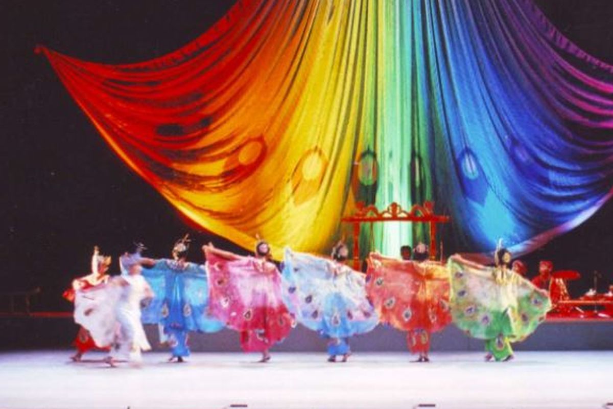 Tari Merak berasal dari Jawa Barat. Tari Merak diciptakan untuk seni pertunjukkan 