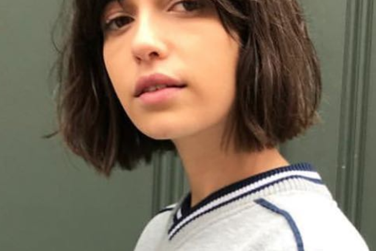 Model rambut pendek wanita bob dengan poni tirai.