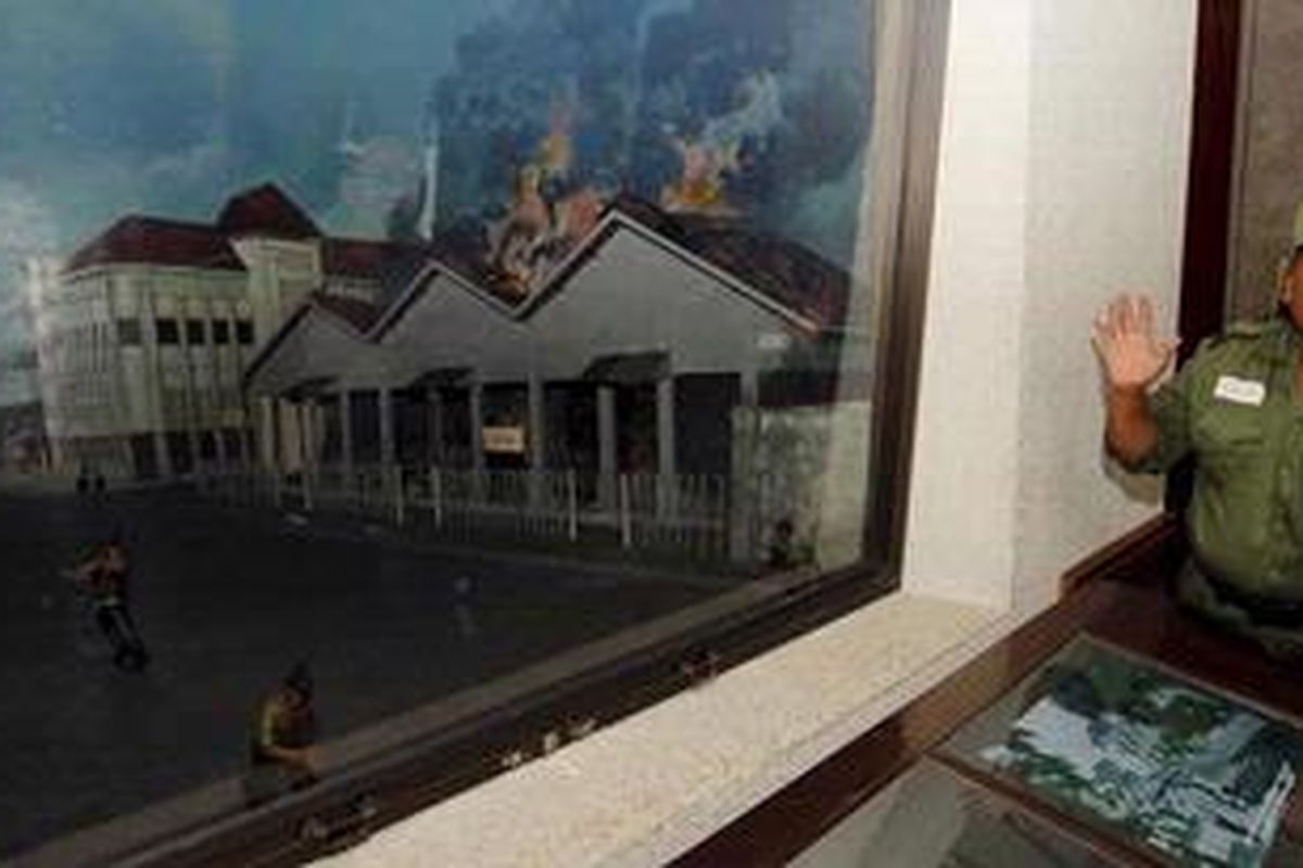 Suseno memakai seragam tentara PETA saat memandu wisatawan di Museum Benteng Vredeburg, Yogyakarta, Daerah Istimewa Yogyakarta, Selasa (19/4/2011). Untuk menarik pengunjung, pengelola museum menghadirkan pemandu wisata yang menggunakan pakaian seragam tentara pada masa penjajahan Jepang dan Belanda.