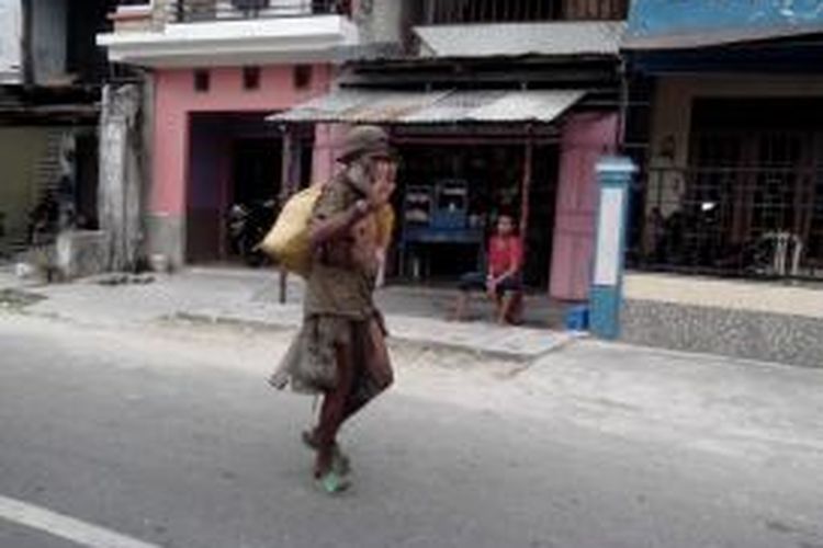 Foto ini menampilkan seseorang yang diduga mengalami kelainan jiwa berkeliaran di Kota Nunukan. Panwaslu Kabupaten Nunukan temukan beberapa nama orang yang dinyatakan gila masuk dalam daftar pemilih sementara DPS. Sayangnya, nama mereka  tak bisa begitu saja dihapus dari daftar pemilih tanpa surat keterangan dari dokter. 