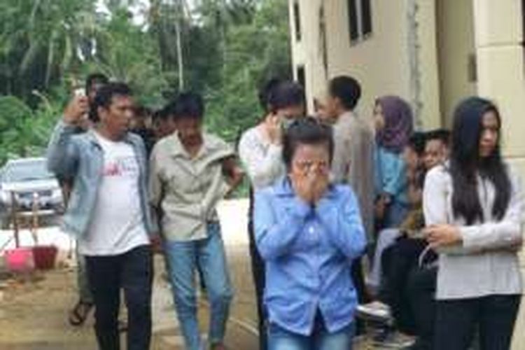 Ayah korban berbaju krim dan jins biru beserta keluarga dan rekan korban mendatangi RS Bhayangkara Kendari untuk mengetahui penyebab kematian korban yang ditemukan di semak-semak di Kendari.