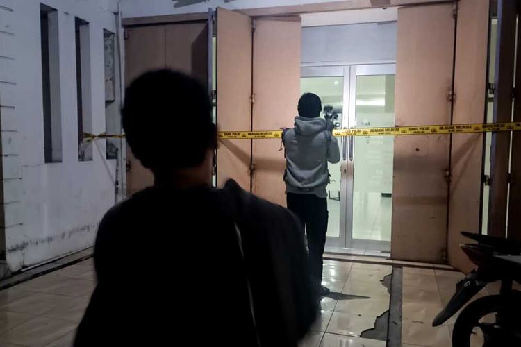 Salah satu kantor pembiayaan yang terletak di wilayah Kelurahan Masale, Kecamatan Panakkukang, Kota Makassar, Sulsel, dipasangi garis polisi buntut tewasnya seorang pria paruh baya usai protes kendaraan roda duanya ditarik oleh pihak pembiayaan, pada Sabtu (26/8/2023)