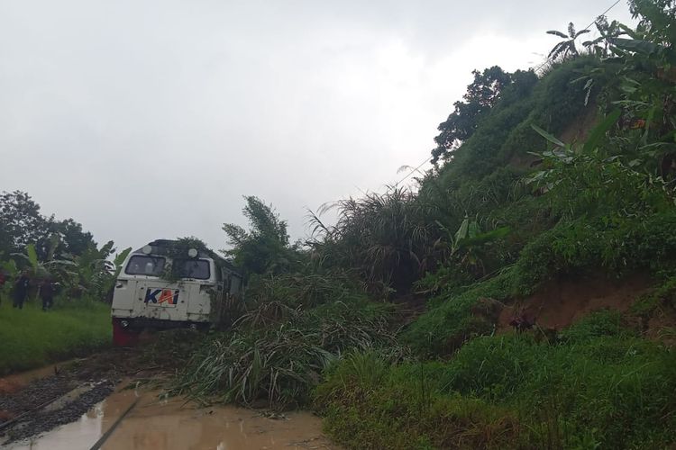 KA Ciremai Tertahan di Jalur Maswati-Sasaksaat akibat Longsor, KAI Lakukan Penanganan