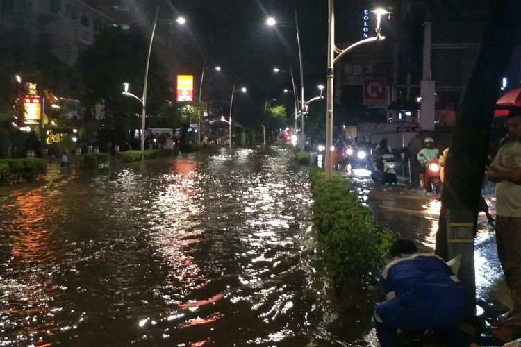 Hujan deras yang mengguyur sebagian Jakarta pada Senin (20/12/2021) sore, membuat sebagian wilayah Banjir.  Salah satu wilayah yang terendam banjir yakni Jalan Kemang Raya, tepatnya di depan Hotel POP.  