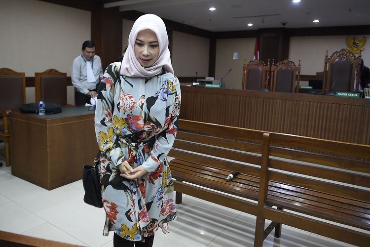 Terdakwa Asty Winasti (kanan) berjalan usai mengikuti sidang tuntutan untuk kasus dugaan suap kerja sama bidang pelayaran di Pengadilan Tipikor, Jakarta, Rabu (7/8/2019). Asty yang merupakan Marketing Manager PT Humpuss Transportasi Kimia (HTK) dituntut dua tahun penjara dan denda Rp100 juta subsider enam bulan kurungan oleh jaksa Komisi Pemberantasan Korupsi (KPK) atas kasus yang menjeratnya. ANTARA FOTO/Aditya Pradana Putra/ama.