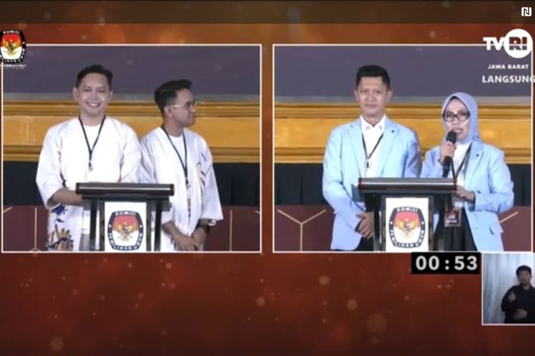 Paslon Bupati dan Wakil Bupati Nomor urut 2 dan 3 Pilkada Cianjur saat berdebat di segmen keempat di Hotel Sutanraja, Soreang, Kabupaten Bandung, Jawa Barat, Jumat (25/10/2024).