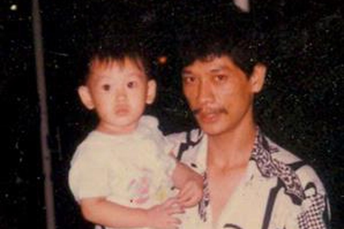 Hendra bersama anak pertamanya hasil pernikahannya dengan Aping.