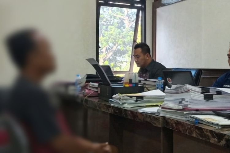 Tersangka Pengerusakan Kantor Gubernur Jambi berinisial H yang diamankan Polda Jambi, Selasa (28/5/2024)