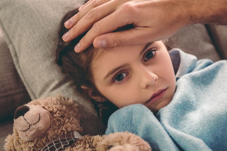 Ketahui penyebab anak demam hanya di kepala, termasuk pneumonia dan infeksi saluran kemih