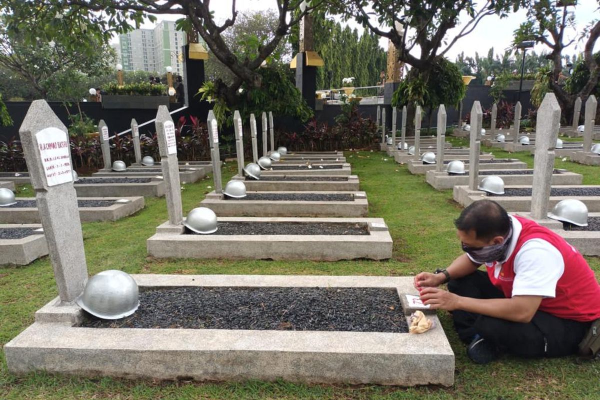 Kerja bakti Kemensos di TMPNU Kalibata.