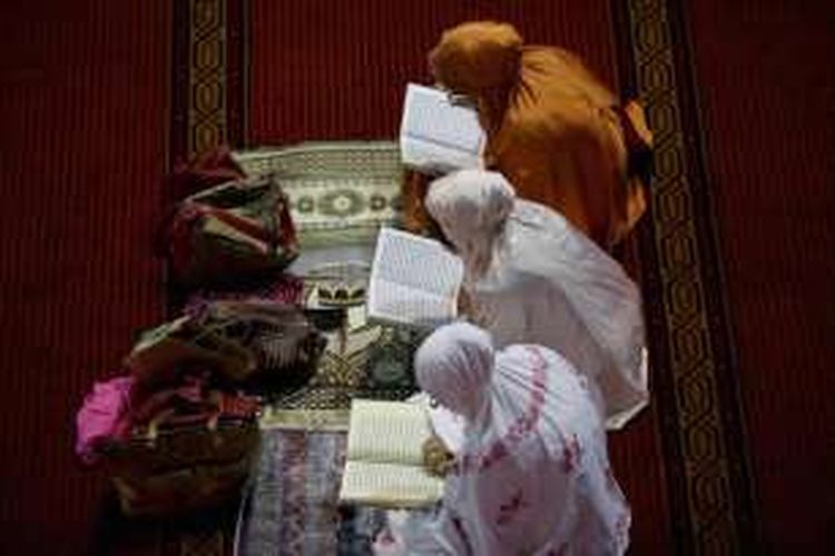 Umat muslim membaca Al Quran di Masjid Istiqlal, Jakarta Pusat, Kamis (9/6/2016). Bulan Ramadhan dimanfaatkan dengan sebaik-baiknya oleh umat Muslim dengan beribadah termasuk membaca Al Quran serta iktikaf.