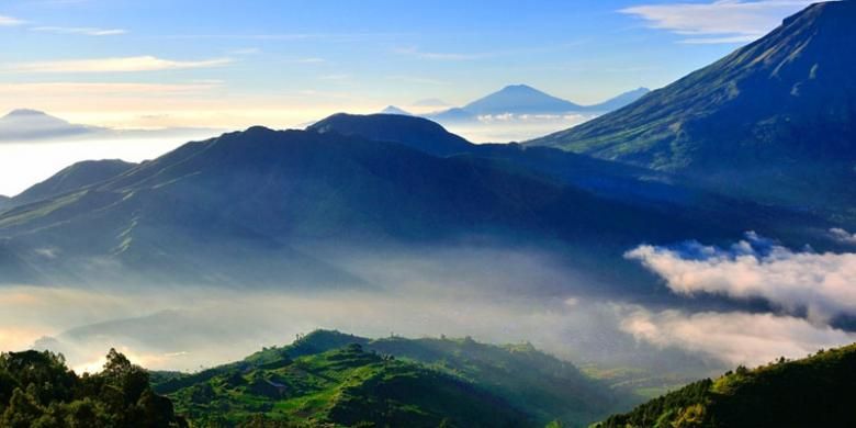 Menikmati sunrise di Puncak Bukit Sikunir, Jawa Tengah.