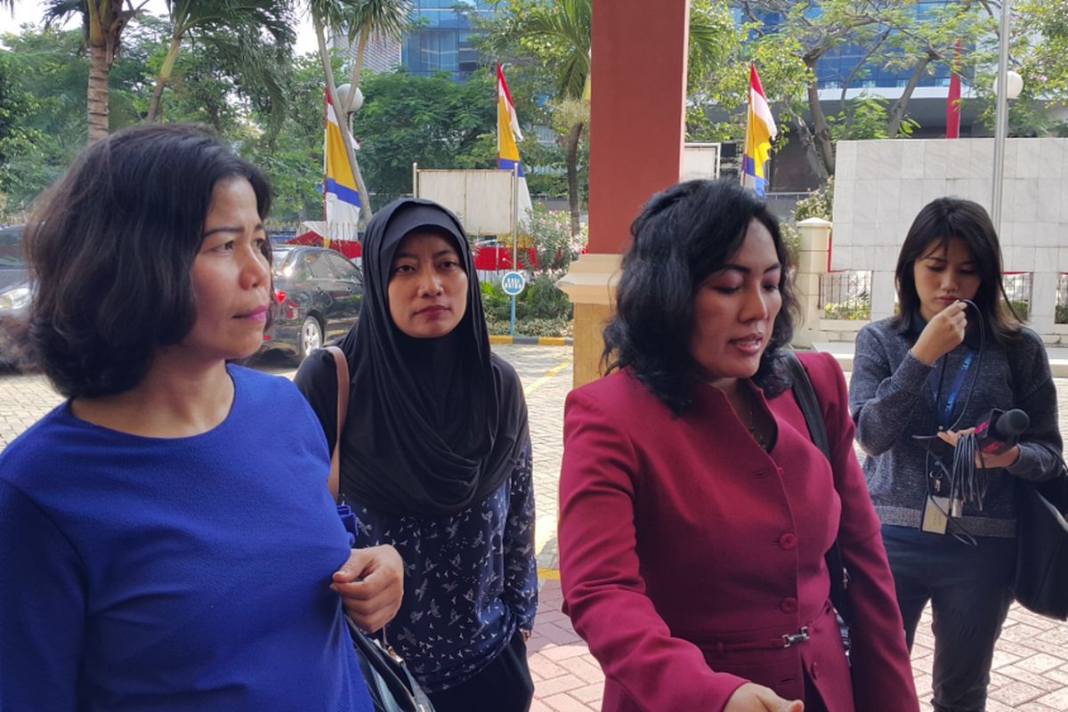 Penghuni Apartemen Green Pramuka City, Linda Herlinda (baju biru) dan Lina Herlina (48), mendatangi Kantor Kejaksaan Negeri (Kejari) Jakarta Pusat, Senin (7/8/2017). Mereka datang untuk mendukung komika Muhadkly MT atau Acho yang ditetapkan sebagai tersangka oleh polisi atas dasar laporan pihak pengelola Apartemen Green Pramuka City.