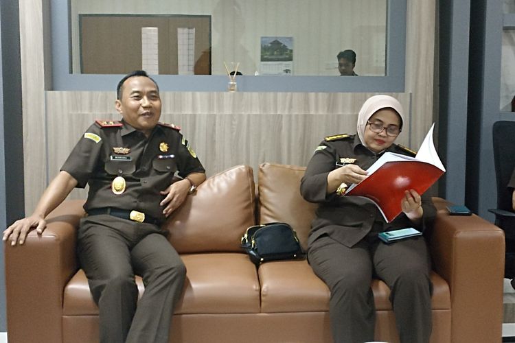 Kejati NTB Nanang Ibrahim saat menemui wartawan terkait pemeriksaan terhadap Bupati Bima Indah Dhamayanti Putri, Senin (19/6/2023)