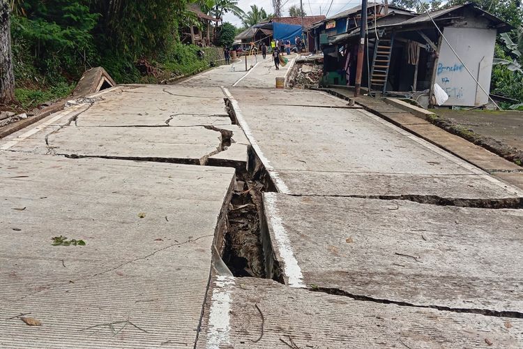 Ruas jalan Sukabumi - Sagaranten rusak total terdampak tanah bergerak di Kampung Cisayar, Desa Mekarsari, Kecamatan Nyalindung, Kabupaten Sukabumi, Jawa Barat, Kamis (5/12/2024).