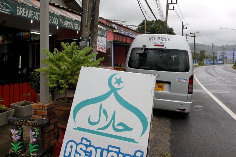 Kedai halal jamak ditemukan di Phuket, Thailand, Jumat (4/8/2017). Pemerintah Thailand tengah mengembangkan Phuket sebagai salah satu kawasan wisata ramah wisatawan muslim dengan mudah ditemuinya restoran dan hotel halal serta masjid. 