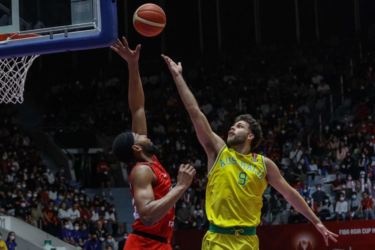 Pemain tim basket Australia, William White berusaha melewati tim basket Indonesia pada laga pamungkas Grup A FIBA Asia Cup 2022 di Istora Senayan, Jakarta, Sabtu (16/7/2022). Timnas basket Indonesia dikalahkan Australia dengan skor 53-78.