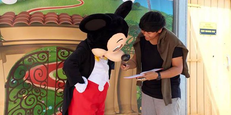 Bertemu Mickey di Disneyland Paris.