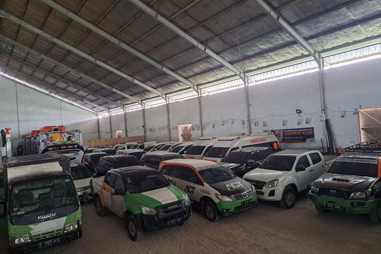 Puluhan kendaraan operasional ACT disita di Gudang Wakaf Distribution Center (WDC), Global Wakaf Corpora, Bogor, Jawa Barat, Rabu (27/7/2022). Foto: Divisi Humas Polri